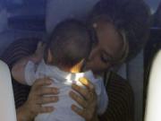 "Máy bay" của Pique bế bé yêu xuống phố