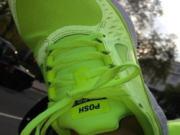 Vic hài hước khoe giày thể thao