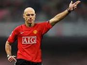 Trọng tài số 1 nước Anh sẽ bắt chính trận derby thành Manchester