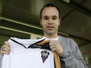 Iniesta giúp đội bóng quê nhà "thoát nạn"