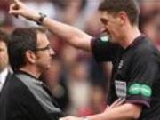 HLV bị đuổi vì nỗ lực chặn bóng