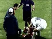 Bị đuổi vì kéo đối thủ ra sân trị thương