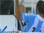 Sao Barca nằm trên xe cứu thương vẫn tung chân đá người