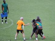 Sao trẻ Man City "phang" đồng đội trong sự ngán ngẩm của "đàn anh" Yaya Toure