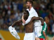 CĐV nữ mặc váy cưới cầu hôn Balotelli
