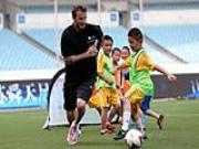 Becks "chơi xấu" trẻ con để cướp bóng