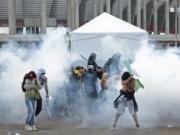 Bê bối ở Confed Cup: Cảnh sát dùng khí ga trấn áp biểu tình lan rộng