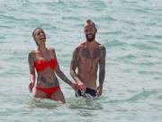 Vợ chồng cựu sao Chelsea đua nhau khoe hình xăm