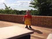 Wilshere đăng ảnh con trai mặc áo Barcelona