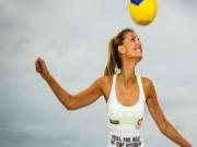 Cô gái tâng bóng khéo léo như Neymar