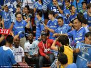 Dại dột, fan cuồng Man United bị NHM Chelsea lột đồ