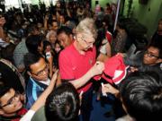 HLV Wenger toát mồ hôi vì fan cuồng Indonesia