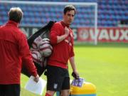 Trẻ Anh đá tệ, Neville đổ lỗi cho sự lệch lạc trong cách giáo dục