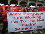 CĐV Liverpool ở Thái Lan gây sốc bằng banner xúc phạm M.U