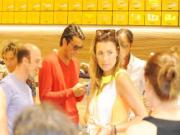 Vợ chồng Buffon như "tắc kè hoa" trên phố