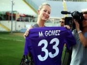 Bạn gái mặc xuề xòa ngày Gomez ra mắt CLB mới