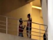 Cầu hôn bạn gái ngay giữa trận Việt Nam - Arsenal