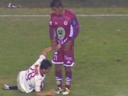 Cầu thủ đốn ngã đối phương bị tóm "của quý"