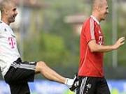 Robben bị thày đá vào mông