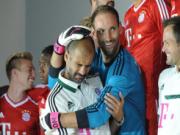 HLV Guardiola bị học trò "đấm" vào mặt