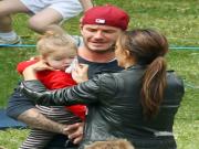 Becks và vợ yêu thay nhau chăm Harper