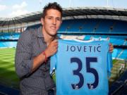 Mới gia nhập Man City, Jovetic đã vội chọc ngoáy Man Utd