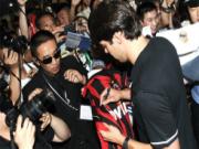 Kaka "mỏi tay" ký tặng ở Trung Quốc