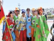 Kaka mặc áo dài đá bóng