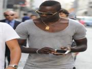 Balotelli chơi trội với trang sức đắt tiền