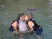 Pique và Shakira hôn nhau trên trời, dưới biển