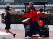 HLV Wenger bất ngờ vì món quà Việt Nam