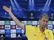 HLV Wenger nổi cáu vì bị giục mua sắm