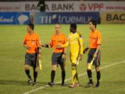 CĐV SLNA nổi điên đòi xử trọng tài