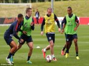 Roy Hodgson mượn Rooney để vả mặt M.U