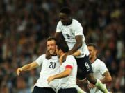 Rooney mờ nhạt, Anh thắng ngược Scotland