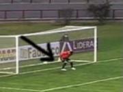 Thủ môn để bóng lọt háng khiến đội nhà ôm hận