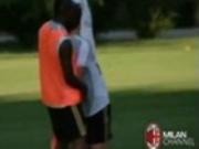 Balotelli trêu ghẹo tân binh