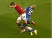 Van Persie cho Bruyne "ăn trầu"