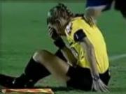 Nữ trọng tài choáng váng vì bị sút trúng mặt