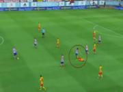 Alba lăn ra ăn vạ vì... bị xoa đầu