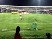 Pha đá 11m "siêu hài" của Bryan Luiz ở League Cup