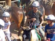 Nhà Becks cưỡi ngựa giải khuây