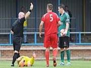 Thủ môn cứu mạng người nhờ bị đuổi