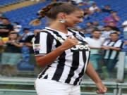 Hoa hậu của Juve nhí nhảnh trên sân