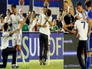 Cristiano Ronaldo ghi điểm với CĐV ở trận gặp Chelsea