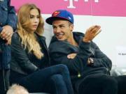 Hot boy tuyển Đức gục mặt vào túi xách bạn gái