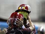 Hai cầu thủ nhí nhố đóng giả lính cứu hỏa