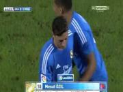 Oezil vùng vằng đi thẳng vào đường hầm vì bị thay người