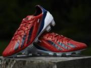 Robin van Persie khoe giày độc tự thiết kế