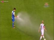 Cầu thủ rửa mặt ngay trên sân